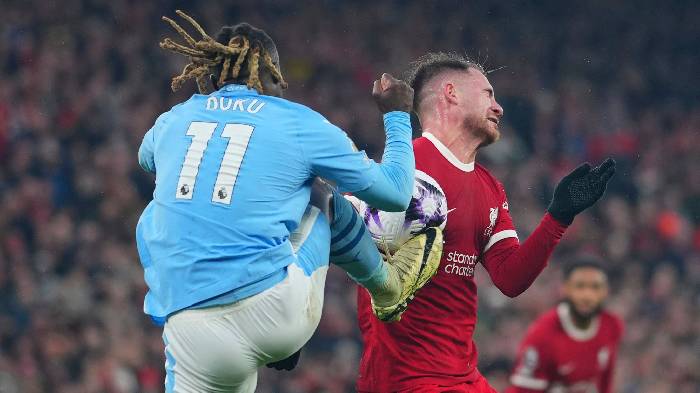 Tranh cãi dữ dội tình huống Liverpool bị từ chối phạt đền phút cuối