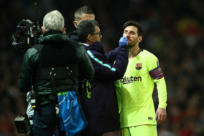 Messi chấn thương 'lạ', Barca ngồi trên đống lửa