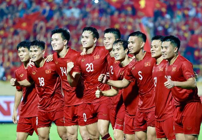 Tuyển Việt Nam tụt 1 bậc, bị Indonesia áp sát trên bảng xếp hạng FIFA
