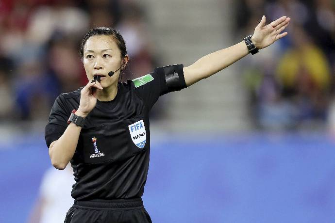 Yoshimi Yamashita trở thành trọng tài nữ đầu tiên trong lịch sử AFC Asian Cup 
