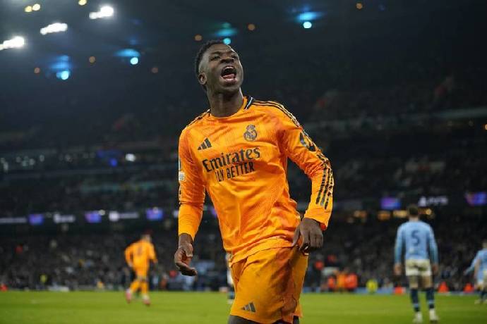 Vinicius bị CĐV Man City khiêu khích trong ngày vượt mặt Messi ở cúp C1