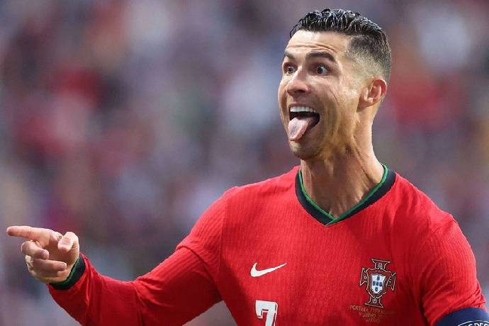 Ronaldo lập cột mốc đặc biệt khi tỏa sáng giúp Bồ Đào Nha chiến thắng