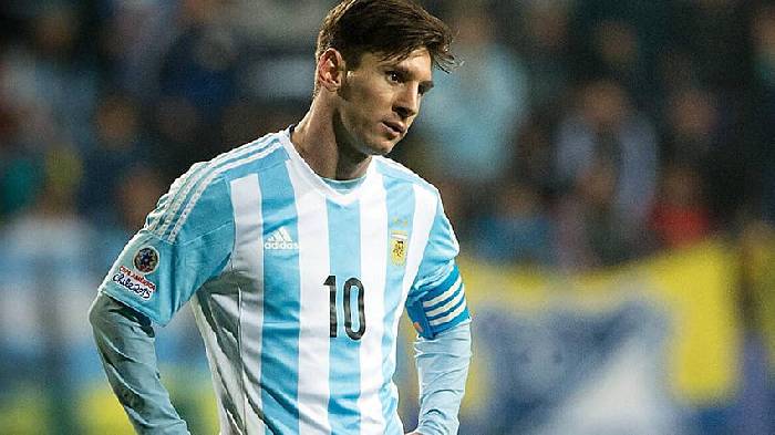 Cái đầu gối 'biến dạng' của Messi khiến NHM vô cùng lo lắng