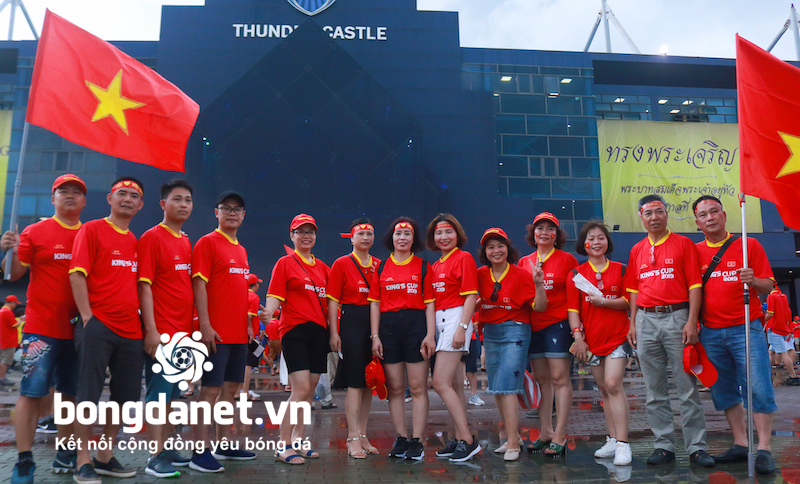 Việt Nam vs UAE: Cập nhật địa điểm xem offline với 5 màn hình LED khổng lồ