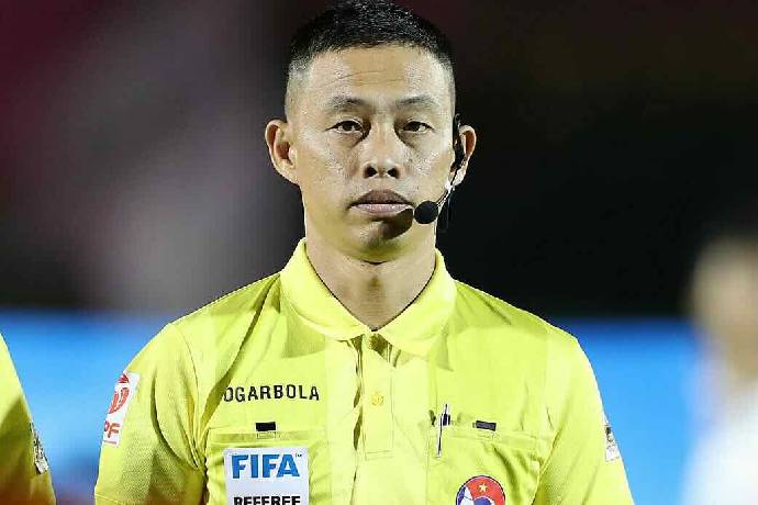 Trọng tài Ngô Duy lân phải nhờ an ninh hộ tống để rời sân tại AFC Cup
