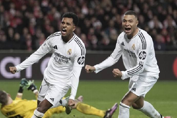 Nội bộ Real Madrid chia rẽ nghiêm trọng sau trận Siêu kinh điển Nội bộ Real Madrid chia rẽ nghiêm trọng sau trận Siêu kinh điển