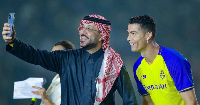 HLV Xavi cảnh báo Ronaldo: 'Bóng đá Ả Rập không dễ ăn đâu'