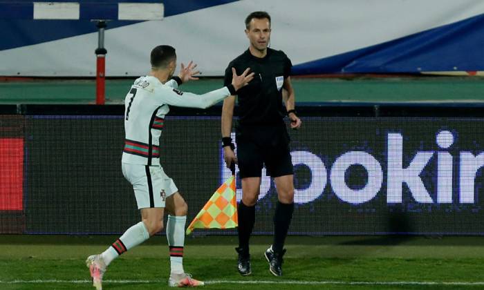 Trọng tài ‘cướp’ bàn thắng của Ronaldo bị loại khỏi VCK EURO 2021