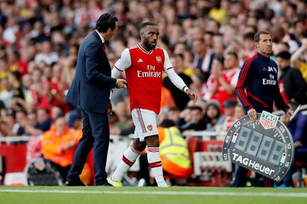 Alexandre Lacazette báo tin cực buồn cho Arsenal