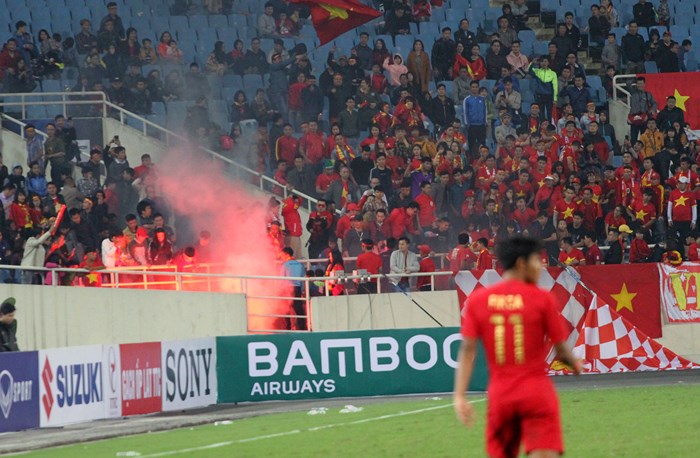 VFF lại gặp họa lớn do CĐV đốt pháo sáng tại vòng loại U23 châu Á
