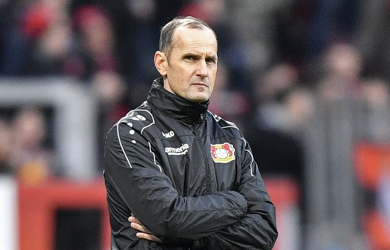 Augsburg vs Wolfsburg: HLV Herrlich bị cấm chỉ đạo vì lý do khó đỡ