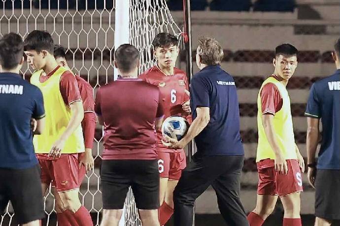 HLV Troussier gay gắt với học trò trước trận gặp Philippines