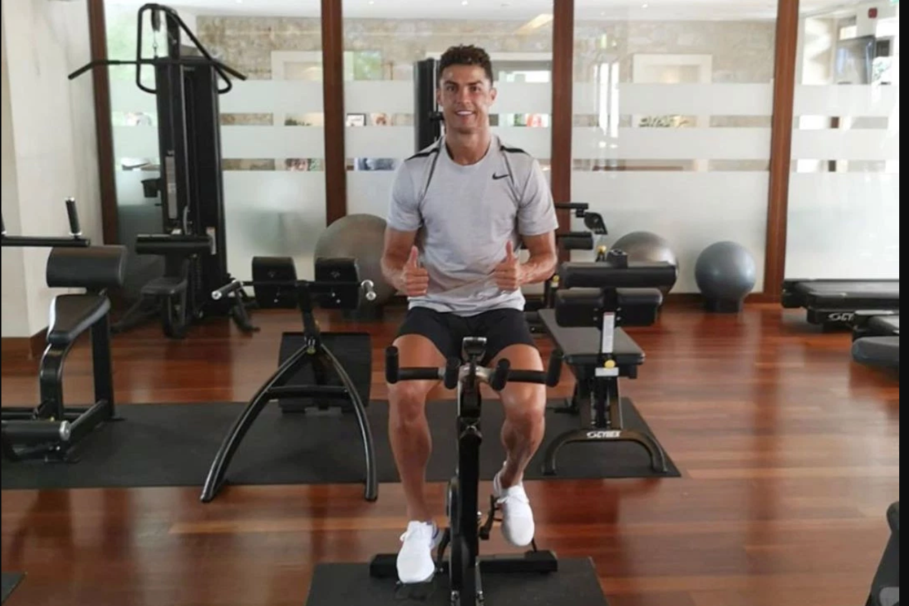 Không đi nghỉ hè, Ronaldo một mình tập luyện trong phòng GYM