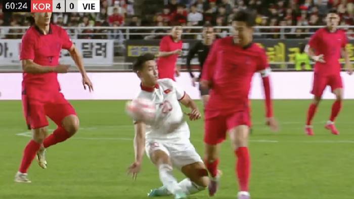 Dính thẻ đỏ ở trận giao hữu với Hàn Quốc, Bùi Hoàng Việt Anh có bị treo giò ở vòng loại World Cup không?