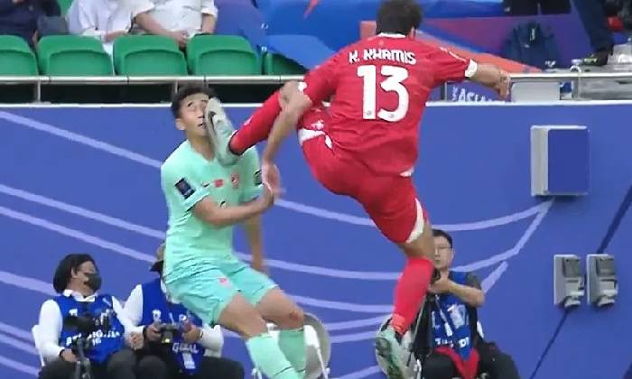 Cầu thủ Trung Quốc bị đạp rách mặt, trọng tài vẫn làm ngơ
