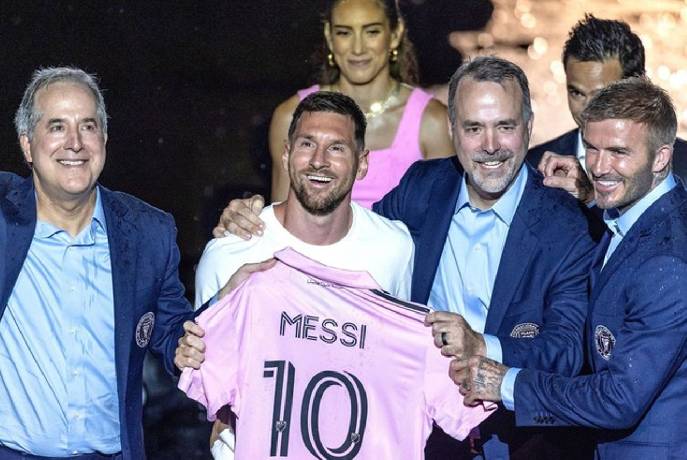 Vượt qua Ronaldo, Messi chính thức thiết lập kỷ lục thế giới mới