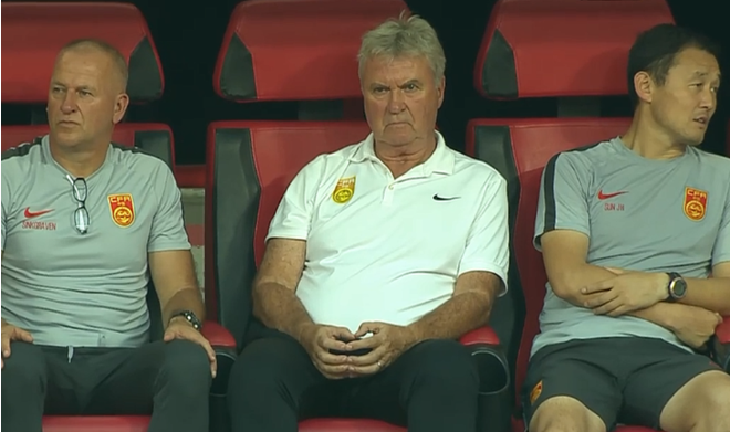 HLV Guus Hiddink chia tay U22 Trung Quốc sau trận thua Việt Nam