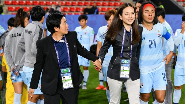 Trưởng đoàn, HLV nữ Thái Lan rủ nhau từ chức sau World Cup