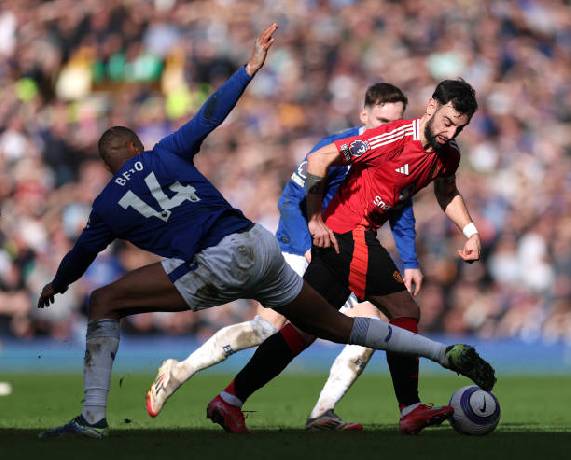 MU thoát thua thần kỳ trước Everton dù bị dẫn trước 2 bàn