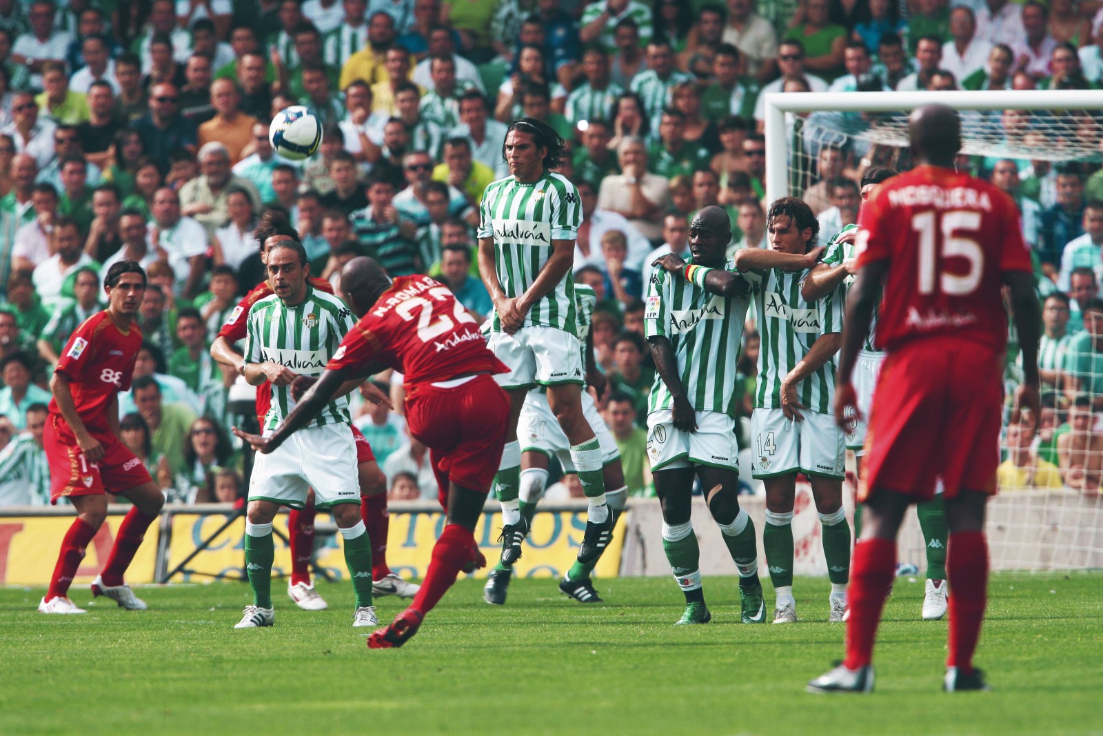 Sevilla vs Real Betis đánh dấu ngày La Liga tái khởi tranh