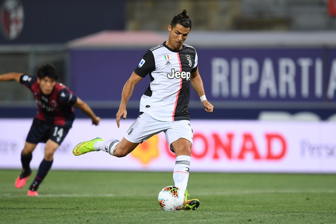 Ronaldo phá kỷ lục của huyền thoại Rui Costa tại Serie A