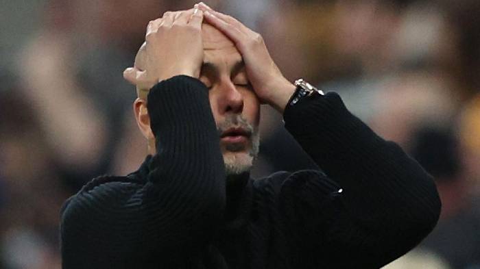 Pep Guardiola nổi cáu với người quay phim trong thất bại của Man City
