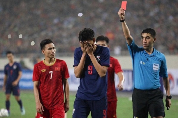 Thái Lan 'tẩy thẻ' thành công cho cầu thủ đấm Đình Trọng