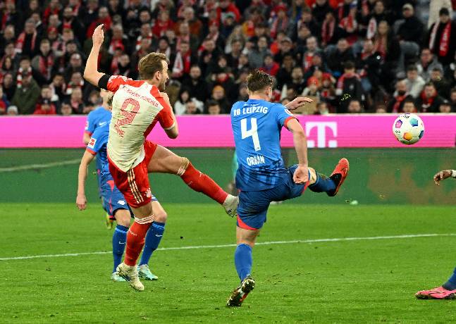 Kane 'cứu' HLV Tuchel, ghi bàn phút bù giờ giúp Bayern Munich hạ Leipzig