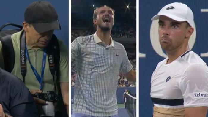 Medvedev thua sốc ở vòng 1 US Open, sân đấu hỗn loạn vì sự cố hy hữu