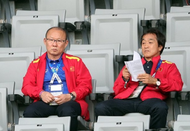 Dự khán trận Hàn Quốc với Qatar, thầy Park thất thần nhìn đội bóng quê hương