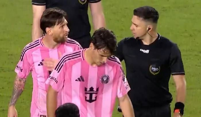 Messi nhận án phạt vì túm cổ đối thủ