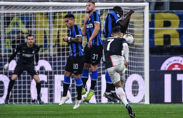 Ronaldo sút phạt bách phát bách trúng trên sân tập Juventus nhưng...