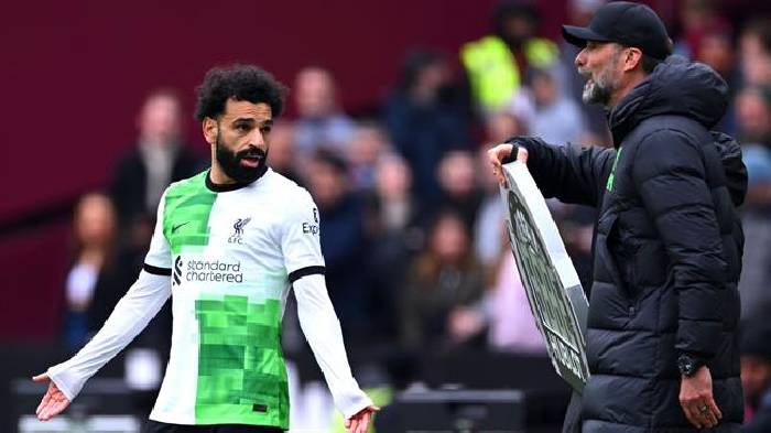 Klopp nói gì sau tranh cãi nảy lửa trên sân với Salah?