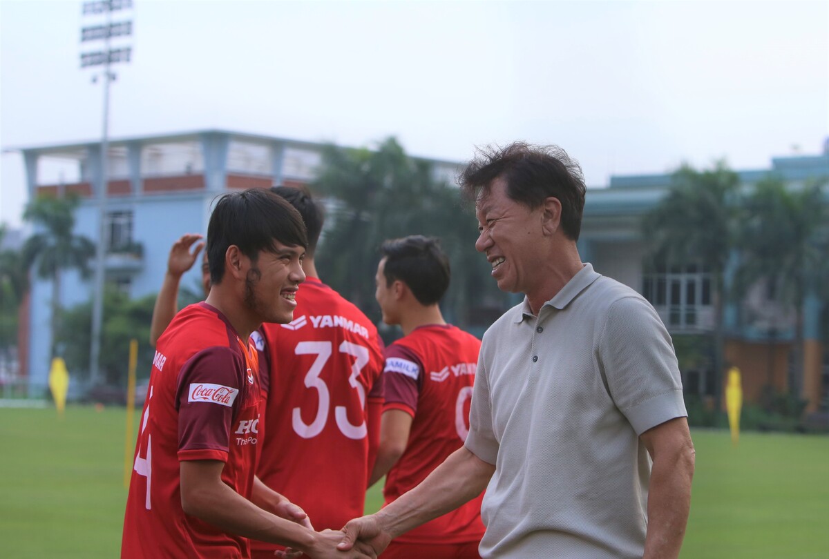 Tin bóng đá đội tuyển Việt Nam ngày 27/9: HLV Chung Hae-seong bất ngờ ‘lên tuyển’