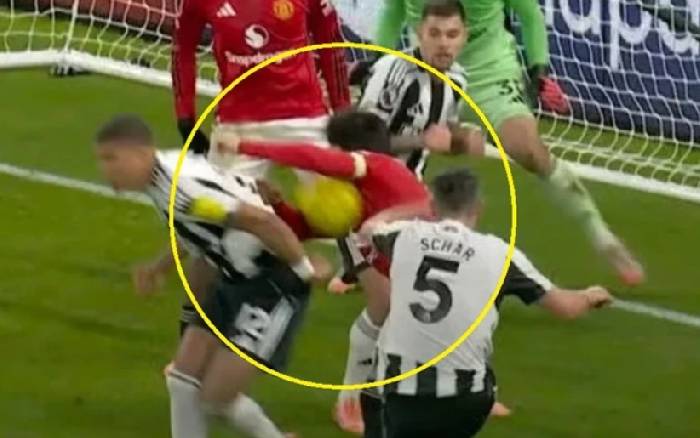 MU thoát phạt đền gây tranh cãi trước Newcastle