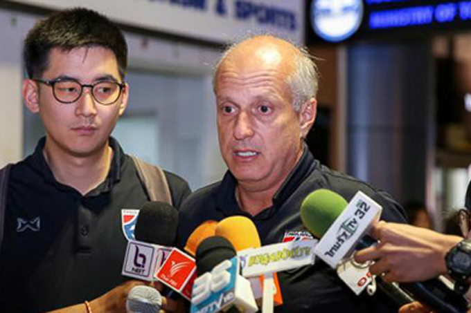 Lái trưởng U23 Thái Lan xin lỗi NHM, coi thất bại trước Việt Nam là nỗi nhục