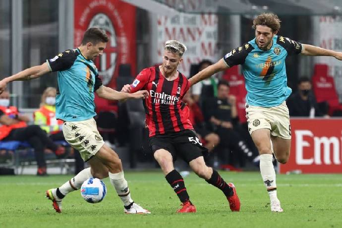 Soi kèo góc AC Milan vs Venezia, 01h45 ngày 29/08