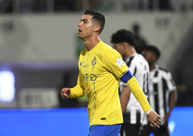 Ronaldo nhận án phạt vì hành vi phản cảm