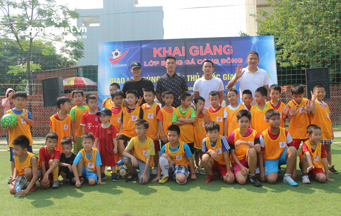 Anh Đức, Văn Toàn cùng đồng đội khuấy đảo sân bóng đá cộng đồng VietSoccer