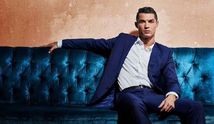 Ronaldo nhận vinh dự có 1-0-2, nhưng CĐV lại cãi nhau 'ỏm tỏi'