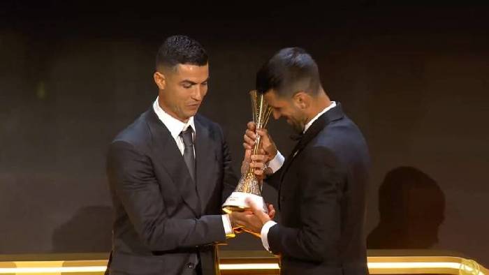 Djokovic được Ronaldo trao giải thưởng danh giá tại Globe Soccer Awards 2025