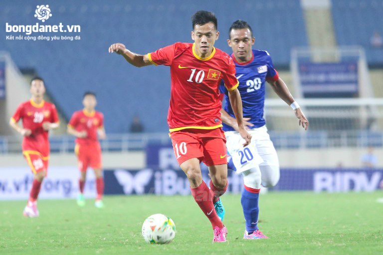 Tin bóng đá Việt Nam 30/3: Áo vô địch AFF Cup của Văn Quyết bán được giá cao
