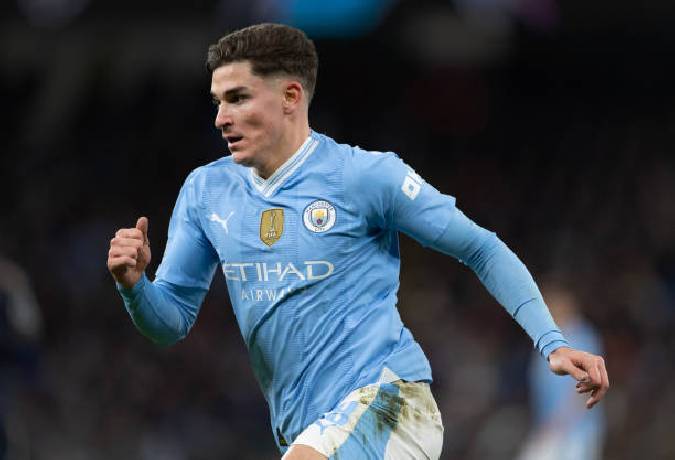 Julian Alvarez bất mãn với Man City