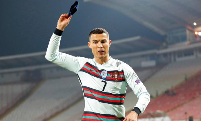 Băng đội trưởng bị Cristiano Ronaldo ném được đem bán đấu giá