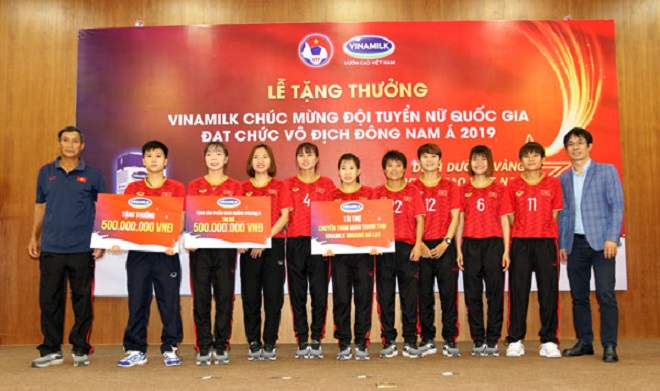 ĐT nữ Việt Nam lần đầu tiên nhận thưởng nóng ngay sau chức vô địch