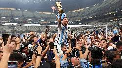 Messi khiến CĐV 'lo sốt vó' khi úp mở chuyện giải nghệ Messi khiến CĐV 'lo sốt vó' khi úp mở chuyện giải nghệ