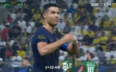 Ronaldo nổi giận, đòi thay trọng tài vì bị xử ép