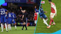 Moises Caicedo nhận thẻ đỏ sau pha đáp bóng kinh hoàng