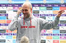 Pep Guardiola gọi tên MU 3 lần khi được hỏi về kỷ lục của Man City