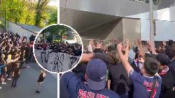 Hết lăng mạ Messi, fan PSG lại đến tận cửa nhà đòi 'đuổi cổ' 1 siêu sao Hết lăng mạ Messi, fan PSG lại đến tận cửa nhà đòi 'đuổi cổ' 1 siêu sao
